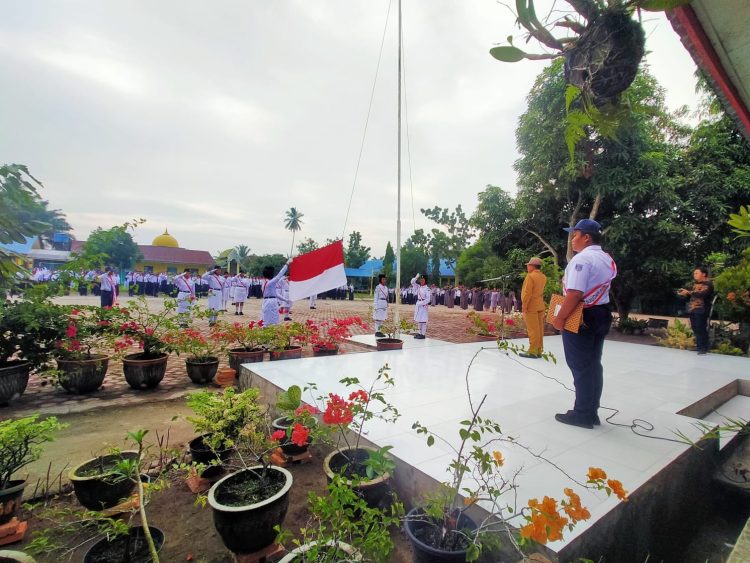 Asisten 3 Pemkab Asahan Pimpin Upacara Pembukaan MPLS di SMP Negeri 7 Kisaran