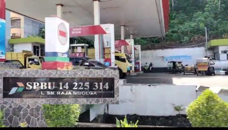 Truk Curi BBM Bersubsidi Bikin Macet, Mandor SPBU Sibolga Banyak Mengelak