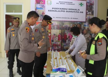 Kapolres Langkat AKBP David Triyo Prasojo, SH, SIK M.Si Lakukan Test Urine Berikan Contoh Kepada Anggota