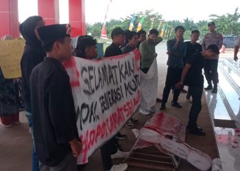 Unjuk Rasa GAPMI di Kantor Bupati dan DPRD Batu Bara Tuntut Camat Sei Balai Mundur dari Jabatan   