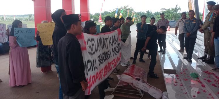 Unjuk Rasa GAPMI di Kantor Bupati dan DPRD Batu Bara Tuntut Camat Sei Balai Mundur dari Jabatan   