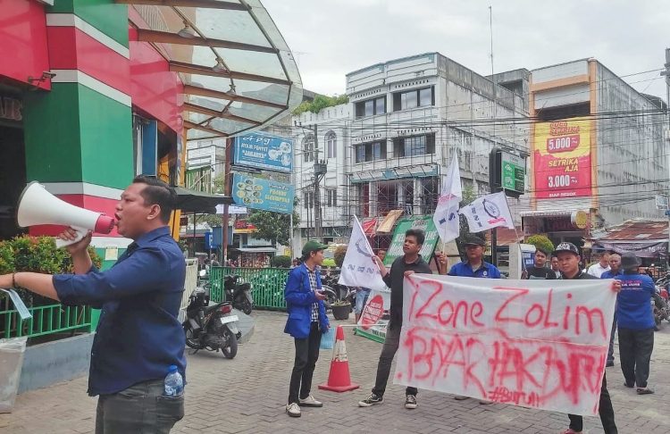 Unjuk Rasa di Irian Supermarket Kisaran, Buruh iZone Tuntut Hak PHK