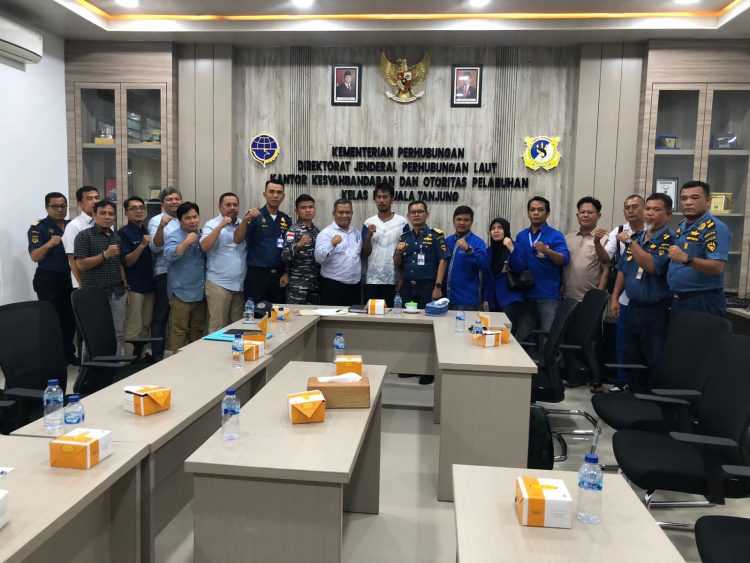 DPC HNSI Batubara Mediasikan Nelayan Tertabrak Kapal PT PMJS dan PT Pelindo di Kantor KSOP Kelas III Kuala Tanjung
