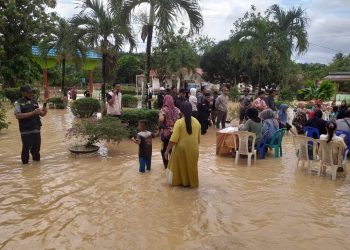 Di Tengah Genangan Air Banjir yang Belum Surut Pemungutan dan Penghitungan Suara Susulan di Piasa Ulu Kecamatan Tinggi Raja Berjalan Lancar