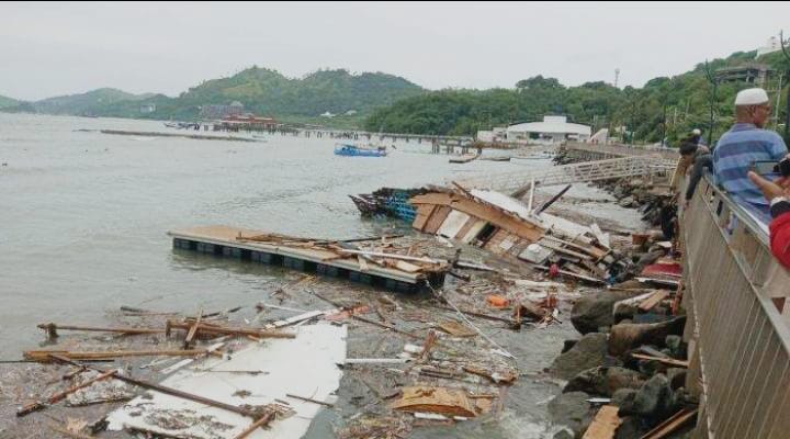Kapal Wisata Presley Jalasen Hanyut dan Menabrak Tanggul di Pesisir Kampung Ujung, Labuan Bajo NTT