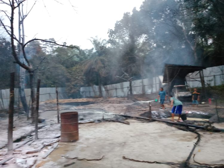 Polsek Bayung Lencir Tangani Kebakaran Sumur Minyak Tradisional di Desa Kaliberau