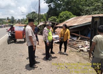Truk Colt Diesel Terguling di Bayung Lencir, Rumah Warga Jadi Korban, Beruntung Tak Ada Korban Jiwa