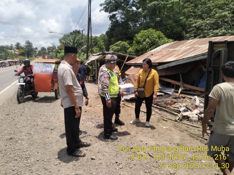 Truk Colt Diesel Terguling di Bayung Lencir, Rumah Warga Jadi Korban, Beruntung Tak Ada Korban Jiwa