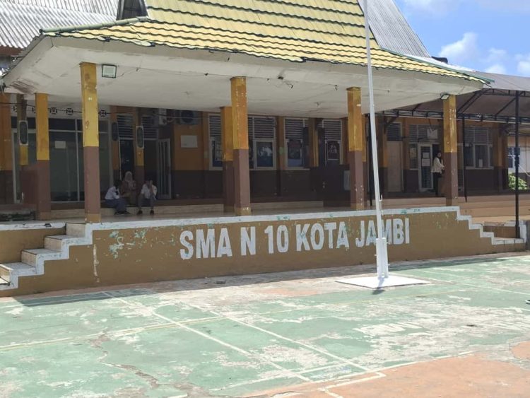 Skandal Dana BOS SMAN 10 Jambi: Siswa Terbebani, Kepala Sekolah Bungkam, BPK Didesak Audit Miliaran Rupiah