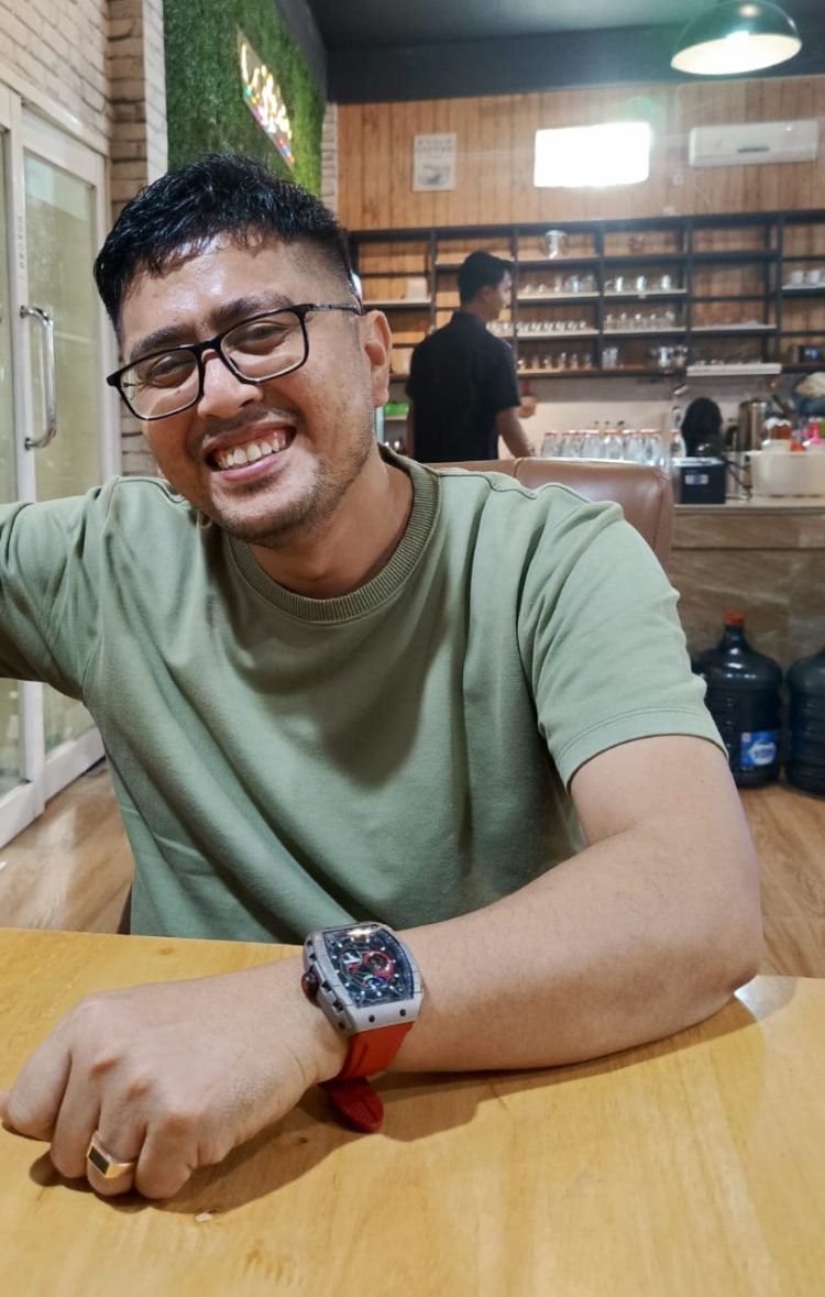 Dari Loper Koran ke Kursi Legislatif: Kisah Perjalanan Kiki Komeini
