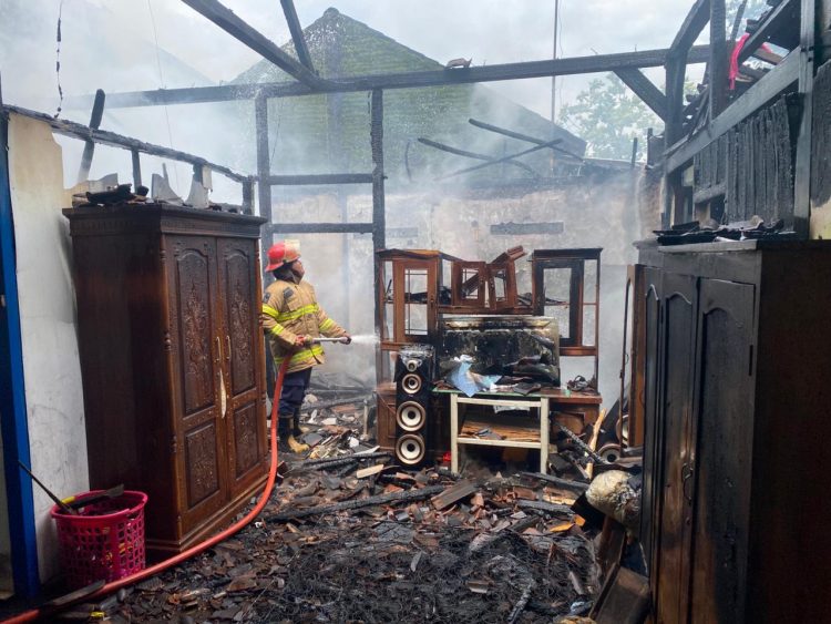 Ledakan Disusul Asap Putih, Rumah Warga Rowosari Hangus Terbakar